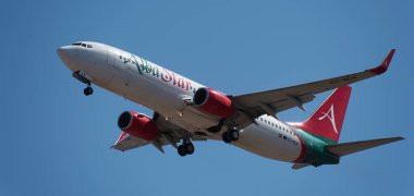 Tenerife, İspanya 3 Mayıs 2024. Boeing 737-81 M AlbaStar Havayolları mavi gökyüzünde uçuyor. Tenerife Havalimanı 'ndan kalkış