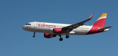 Tenerife, İspanya 24 Haziran 2024. Airbus A320-216 Iberia Ekspresi mavi gökyüzünde uçuyor. Tenerife Havaalanına iniyor.
