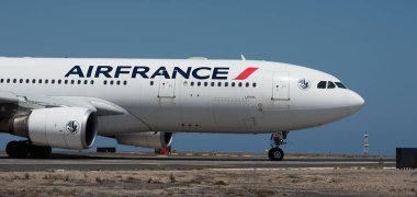 Tenerife, İspanya 4 Temmuz, 2024. Air France Airbus A330-203. Tenerife 'de taksicilik yapan Air France Airlines uçağının görüntüsü