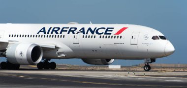 Tenerife, İspanya 4 Temmuz, 2024. Air France Boeing787-9. Tenerife 'de taksicilik yapan Air France Airlines uçağının görüntüsü