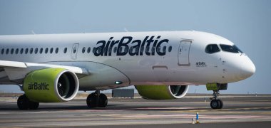 Tenerife, İspanya 18 Aralık 2024. Air Baltic Airbus A220-300. Hava Baltık Havayolları 'nın Tenerife' de taksicilik yapan uçağının görüntüsü