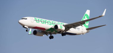 Tenerife, İspanya 5 Ocak 2025. Boeing 737-86N Transavia France Airlines mavi gökyüzünde uçuyor. Tenerife Havaalanına iniyor.