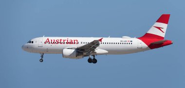 Tenerife, İspanya 26 Haziran 2025. Avusturya Havayolları 'nın A320-214 sefer sayılı Airbus' u mavi gökyüzünde uçarak Tenerife Havaalanına inmiştir.
