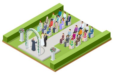 Düğün merasiminin lüks bölgesinde çiçeklerle süslenmiş Isome düğün kemeri. Düğün töreninde güzel gelin ve damat..
