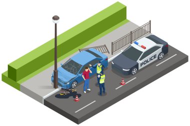 Araba kazası. Yolun kenarındaki sokak lambasına bir araba çarptı. Şoför stresli görünürken polisler olay yerini inceliyor.