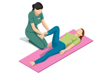 Rehabilitasyon terapistinin bacak esnetme egzersizleri yapan bir kadına yardım ederken görüntüsü..