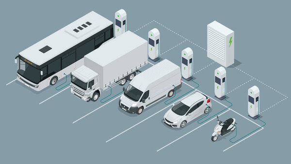 Изометрическая иллюстрация электрической зарядной станции транспортного средства с автомобилем, автобусом, грузовиком, фургоном и скутером. Транспортировка чистой энергии с использованием возобновляемых источников энергии солнца или ветра. Концепция экологической мобильности