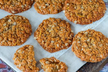 Anzak bisküvileri - geleneksel Avustralya yulaf ezmesi ve hindistan cevizi kurabiyeleri