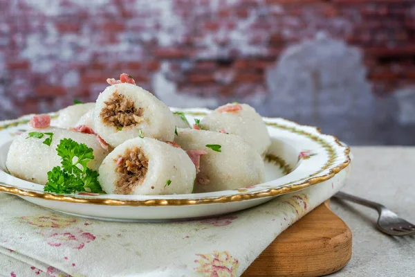 热腾腾的土豆饺子里塞满了肉 传统的东欧菜 — 图库照片
