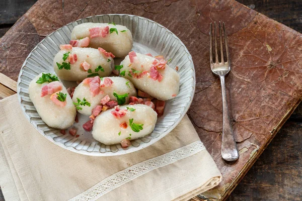 Pyzy Potatis Dumplings Fyllda Med Kött Traditionell Östeuropeisk Maträtt — Stockfoto