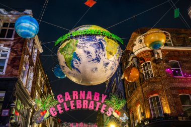 LONDON, İngiltere - 12 Kasım 2022: Carnaby Caddesi Noel süslemeleri son 25 yılın en iyilerinin bir derlemesi ve 14 farklı tema içeriyor