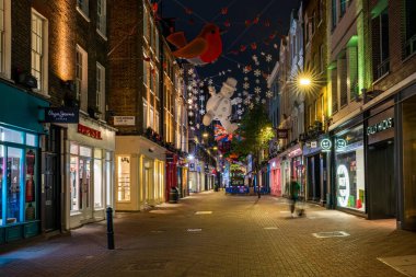 LONDON, İngiltere - 12 Kasım 2022: Carnaby Caddesi Noel süslemeleri son 25 yılın en iyilerinin bir derlemesi ve 14 farklı tema içeriyor