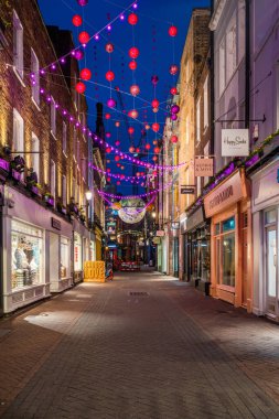 LONDON, İngiltere - 12 Kasım 2022: Carnaby Caddesi Noel süslemeleri son 25 yılın en iyilerinin bir derlemesi ve 14 farklı tema içeriyor