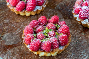 Ahududu ve şam fıstıklı tart
