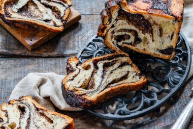 Çikolatalı babka. Çikolatalı geleneksel Yahudi çöreği.