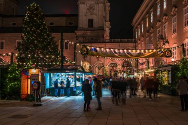 SALZBURG, AUSTIRA - 04 Aralık 2022 Domplatz 'daki Christkindlmark Salzburg' daki en büyük ve en ünlü Noel Pazarı..