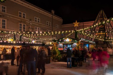 SALZBURG, AUSTIRA - 04 Aralık 2022 Domplatz 'daki Christkindlmark Salzburg' daki en büyük ve en ünlü Noel Pazarı..