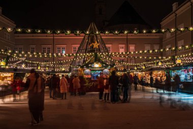 SALZBURG, AUSTIRA - 04 Aralık 2022 Domplatz 'daki Christkindlmark Salzburg' daki en büyük ve en ünlü Noel Pazarı..