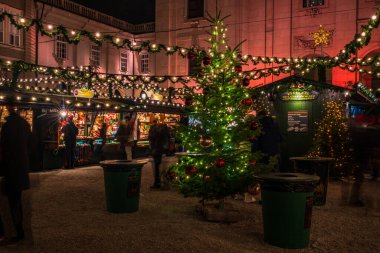 SALZBURG, AUSTIRA - 04 Aralık 2022 Domplatz 'daki Christkindlmark Salzburg' daki en büyük ve en ünlü Noel Pazarı..
