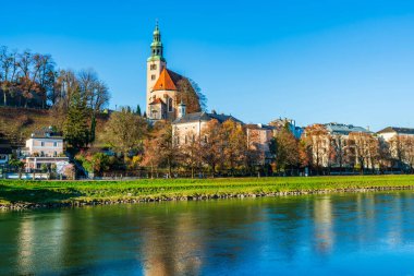 Salzburg, Avusturya 'daki Salzach Nehri' nin karşısına bak.