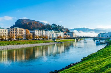 Salzburg, Avusturya 'daki Salzach Nehri' nin karşısına bak.