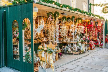 SALZBURG, AUSTIRA - 06 ARALIK 2022: Salzburg 'daki ünlü Noel Pazarı' nda mallar sergileniyor. Kökeni 1491 'e dayanıyor, bu da onu Salzburg' un en eski pazarı yapıyor..