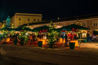SALZBURG, AUSTIRA - 06 Aralık 2022: Salzburg 'un eski kasabasındaki sokaklar ve dükkanlar Noel için süslenmiştir