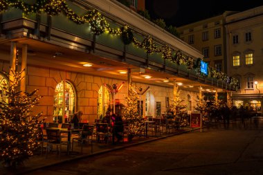 SALZBURG, AUSTIRA - 06 Aralık 2022: Salzburg 'un eski kasabasındaki sokaklar ve dükkanlar Noel için süslenmiştir