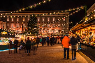 SALZBURG, AUSTIRA - 06 Aralık 2022: Domplatz 'daki Christkindlmark Salzburg' daki en büyük ve en ünlü Noel Pazarı..