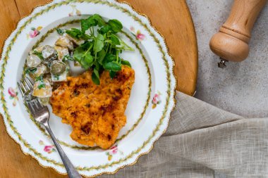 Limon ve kekik. Patates salatalı domuz şnitzel.