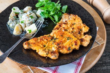 Limon ve kekik. Patates salatalı domuz şnitzel.