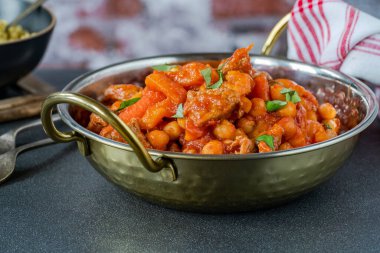 Kuzu, havuç ve nohut tavernası