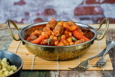 Kuzu, havuç ve nohut tavernası