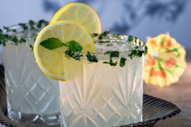 Fesleğen, votka ve limonata karışımı.