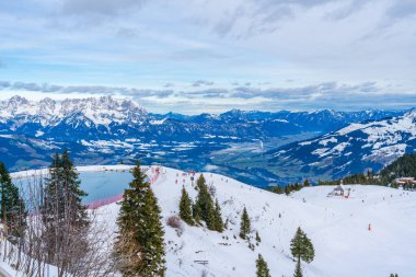 KITZBUHEL, AUSTRIA - 13 Ocak 2023: Kayakçılar Kitzbuhel 'deki Hahnenkamm dağının yamaçlarında kış sporunun tadını çıkarıyorlar.