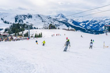 KITZBUHEL, AUSTRIA - 13 Ocak 2023: Kayakçılar Kitzbuhel 'deki Hahnenkamm dağının yamaçlarında kış sporunun tadını çıkarıyorlar.