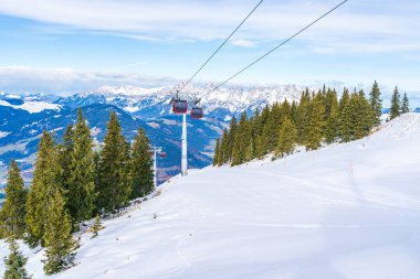 Avusturya, Kitzbuhel 'deki Hahnenkamm Dağı' nda dağ teleferiği.