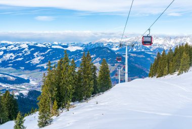 Avusturya, Kitzbuhel 'deki Hahnenkamm Dağı' nda dağ teleferiği.