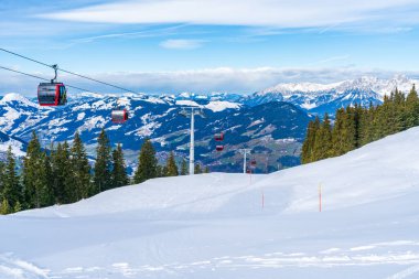 Avusturya, Kitzbuhel 'deki Hahnenkamm Dağı' nda dağ teleferiği.