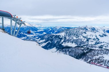 Kitzbuhel 'deki Avusturya Alpleri' ndeki Kitzbuhel Horn Dağı 'ndan kış manzarası. Avusturya 'da kış