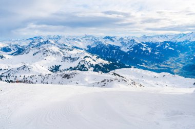Kitzbuhel 'deki Avusturya Alpleri' ndeki Kitzbuhel Horn Dağı 'ndan kış manzarası. Avusturya 'da kış
