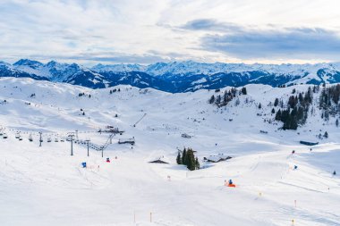 Kitzbuhel 'deki Avusturya Alpleri' ndeki Kitzbuhel Horn Dağı 'ndan kış manzarası. Avusturya 'da kış