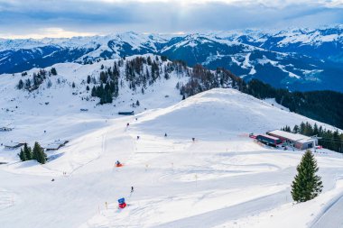 KITZBUHEL, AUSTRIA - 13 HAZİRAN 2023: Kitzbuhel 'deki Kitzbuhel Horn Dağı' nın Wintry manzarası, geleneksel Hahnenkamm yokuş aşağı yarışı ile bilinen şık kış beldesi
