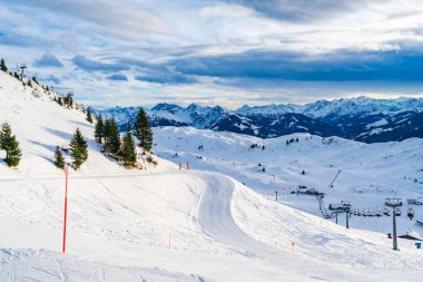 Kitzbuhel 'deki Avusturya Alpleri' ndeki Kitzbuhel Horn Dağı 'ndan kış manzarası. Avusturya 'da kış