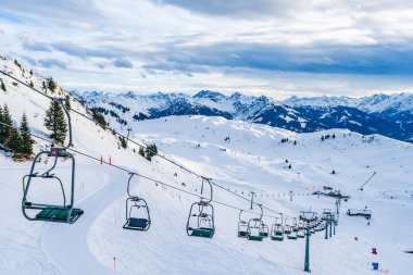 Kitzbuhel Horn Dağı 'ndaki dağ teleferiği. Avusturya 'da kış