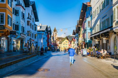 KITZBUHEL, AUSTRIA - 14 Ocak 2023: Kitzbuhel 'de küçük bir Alp kasabası sokak manzarası. Lüks mağazalar ve kafeler, ortaçağ merkezinin caddeleri boyunca uzanır..