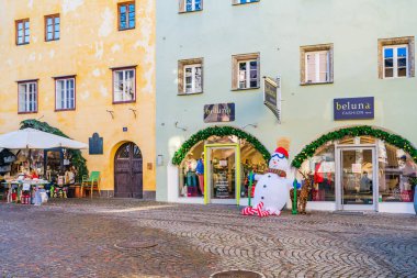 KITZBUHEL, AUSTRIA - 14 Ocak 2023: Kitzbuhel 'de küçük bir Alp kasabası sokak manzarası. Lüks mağazalar ve kafeler, ortaçağ merkezinin caddeleri boyunca uzanır..