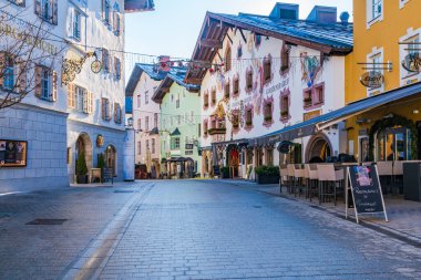 KITZBUHEL, AUSTRIA - JANUARY 14, 2023: Street view in Kitzbuhel, a small Alpine town. Upscale shops and cafes line the streets of its medieval center. clipart