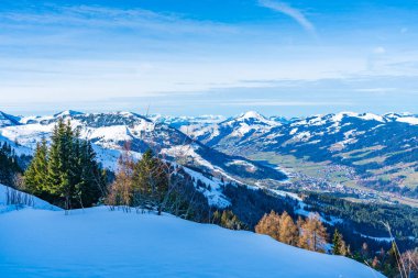 Alpler ve Kitzbuhel 'i kaplayan kar manzarası, Avusturya' da kış mevsimi