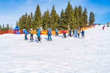 KITZBUHEL, AUSTRIA - 14 HAZİRAN 2023: İnsanlar Kitzbuhel 'deki Hahnenkamm Dağı' nın yamaçlarında kış sporlarından hoşlanırlar.